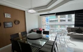 Apartamento 3 suítes próximo a praia